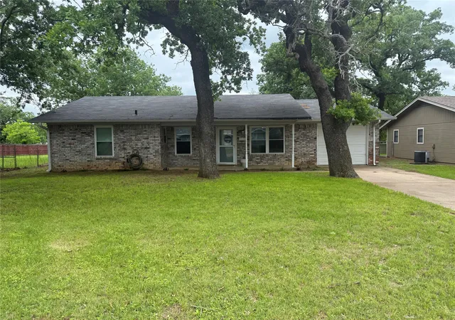 Photo 2 of Single family home for sale at 1530 W Groesbeck St, Stephenville, TX 76401 | MLS# 21322954 | Listing updated on 2026-08-05