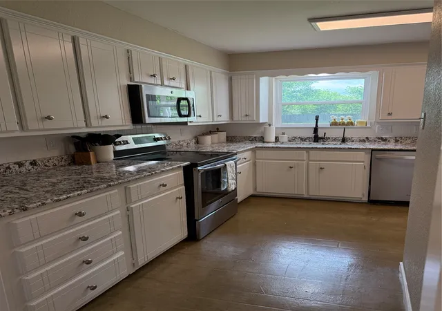 Photo 4 of Single family home for sale at 1530 W Groesbeck St, Stephenville, TX 76401 | MLS# 21322954 | Listing updated on 2026-08-05