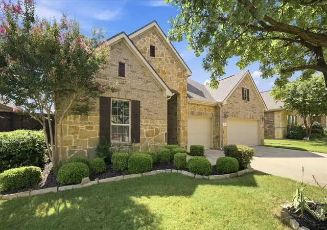 Photo 3 of Single family home for sale at 121 Oakwood Ln, Hickory Creek, TX 75065 | MLS# 21302463 | Listing updated on 2026-09-18