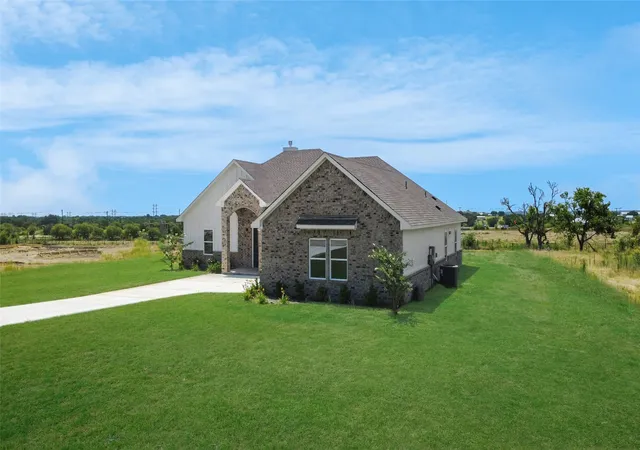 Photo 2 of Single family home for sale at 1020 Don Eve Ct, Azle, TX 76020 | MLS# 21322570 | Listing updated on 2026-10-02