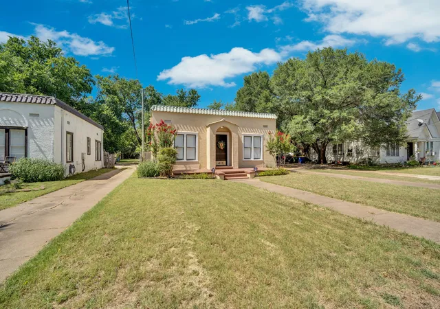 Photo 3 of Sale Pending at 411 Craig St, Hillsboro, TX 76645 | MLS# 21322305 | Listing updated on 2026-08-21