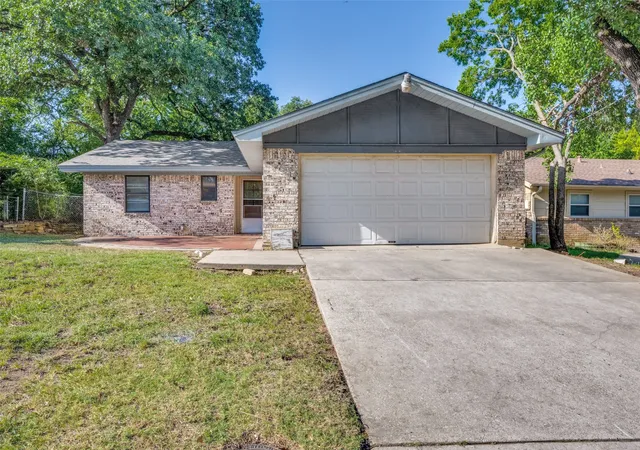 1st image of 712 Chisholm Trl, Denton, TX 76209 | MLS# 21326165