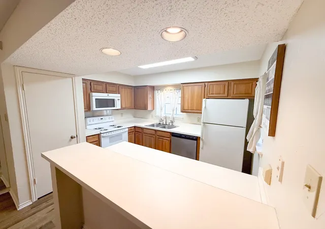 Listing Photo 5 - Condo for sale in building located at 15221 Berry Trl, Dallas, TX 75248 - Unit #106