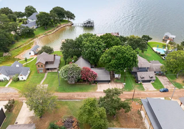 Photo 2 of Single family home for sale at 305 Rock And Roll Ln, Mabank, TX 75156 | MLS# 21322443 | Listing updated on 2026-09-25