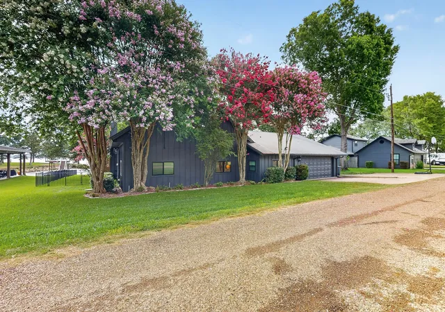 Photo 3 of Single family home for sale at 305 Rock And Roll Ln, Mabank, TX 75156 | MLS# 21322443 | Listing updated on 2026-09-25