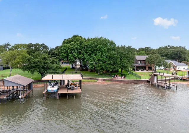 Photo 1 of Single family home for sale at 305 Rock And Roll Ln, Mabank, TX 75156 | MLS# 21322443 | Listing updated on 2026-09-25