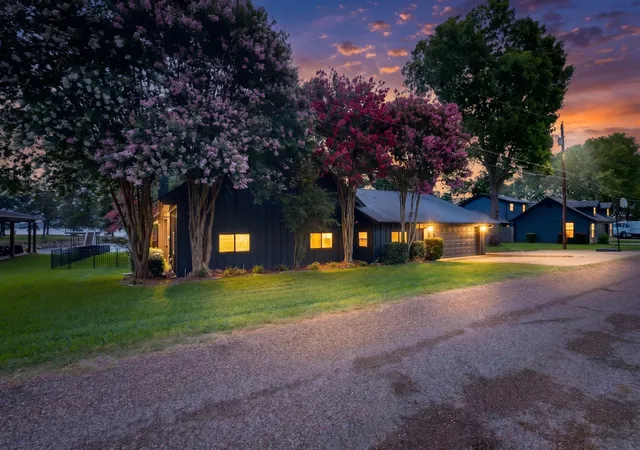 Photo 3 of Single family home for sale at 305 Rock And Roll Ln, Mabank, TX 75156 | MLS# 21322443 | Listing updated on 2026-09-25