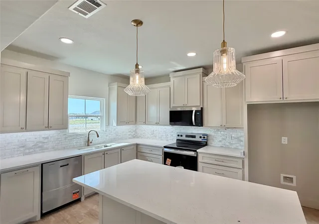 Photo 3 of Single family home for sale at 2013 Collin St, Weatherford, TX 76085 | MLS# 21327460 | Listing updated on 2026-09-26