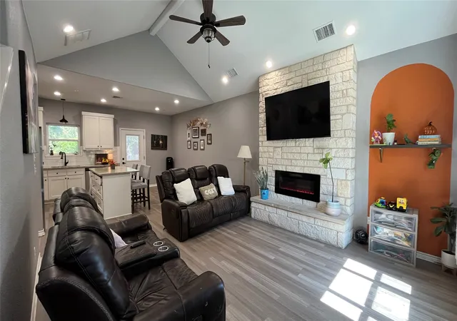 Photo 2 of Single family home for sale at 206 Beckham St W, Sulphur Springs, TX 75482 | MLS# 21325909 | Listing updated on 2026-07-10