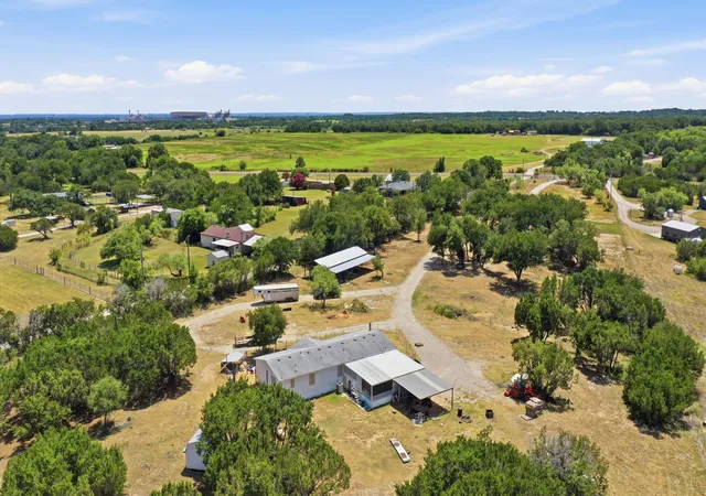 Photo 2 of Manufactured home for sale at 7237 Hayworth Hwy, Granbury, TX 76048 | MLS# 21322483 | Listing updated on 2026-08-26