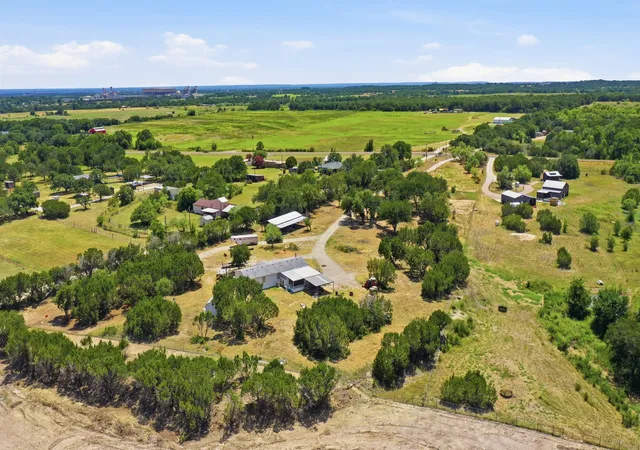 Photo 4 of Manufactured home for sale at 7237 Hayworth Hwy, Granbury, TX 76048 | MLS# 21322483 | Listing updated on 2026-08-26