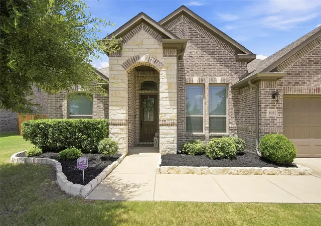 Photo 3 of Sale Pending at 205 Canterbury Ct, Midlothian, TX 76065 | MLS# 21327372 | Listing updated on 2026-08-25