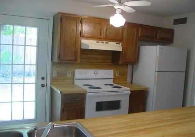 Photo 2 of Townhouse for sale at 110 Graystone Pl, Duncanville, TX 75137 | MLS# 21327557 | Listing updated on 2026-07-16
