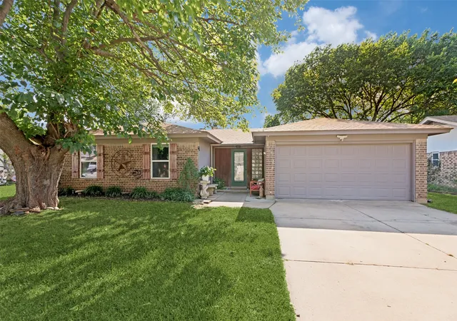 Homes for sale in Crowley, TX | 217 N Heights Dr, Crowley, TX 76036 | MLS# 21290084