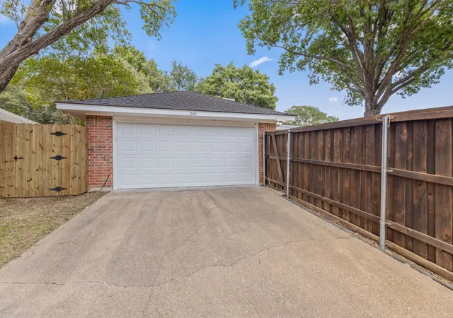 Photo 40 of Sale Pending at 1202 Fawn Ridge Dr, Duncanville, TX 75137 | MLS# 21304679 | Listing updated on 2026-08-17