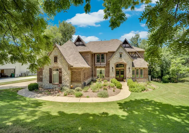 Photo 1 of Single family home for sale at 1811 Magic Valley Ln, Cedar Hill, TX 75104 | MLS# 21325365 | Listing updated on 2026-09-04