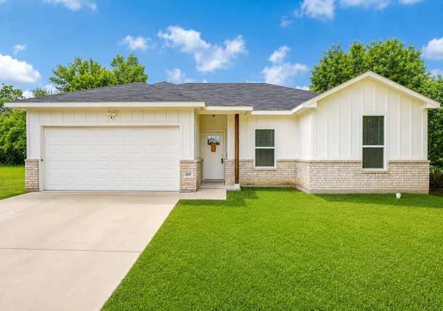 Photo 1 of Single family home for sale at 309 Francis St, Hillsboro, TX 76645 | MLS# 21327464 | Listing updated on 2026-08-24