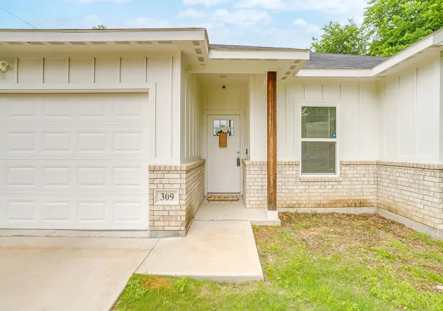 Photo 3 of Single family home for sale at 309 Francis St, Hillsboro, TX 76645 | MLS# 21327464 | Listing updated on 2026-08-24