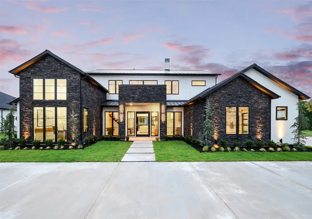 Photo 2 of Mansion for sale at 327 Longview Pl, Rockwall, TX 75032 | MLS# 21319472 | Listing updated on 2026-10-04