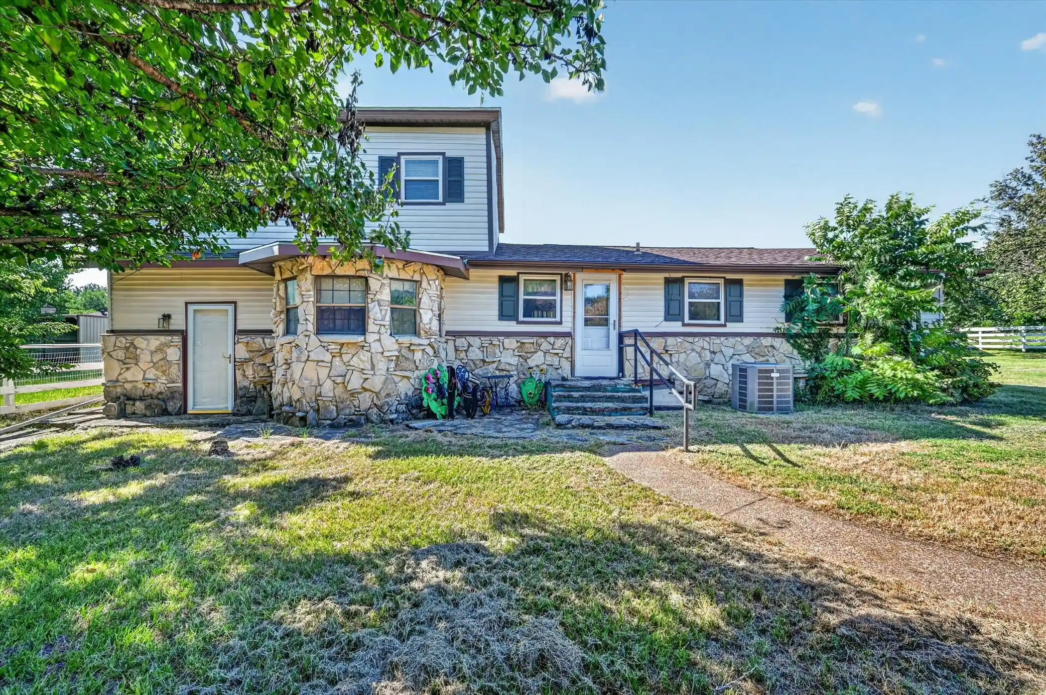 Photo 1 of Sale Pending at 6709 County Road 527, Burleson, TX 76028 | MLS# 21326567 | Listing updated on 2026-10-27