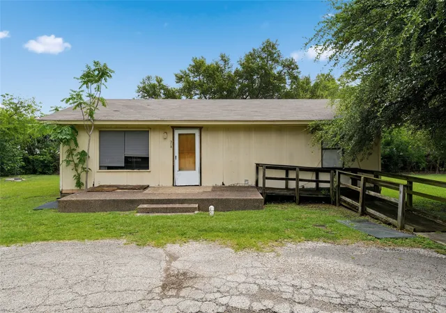 Photo 4 of Multi family home for sale at 2323 N 39Th St, Waco, TX 76708 | MLS# 21326395 | Listing updated on 2026-10-04