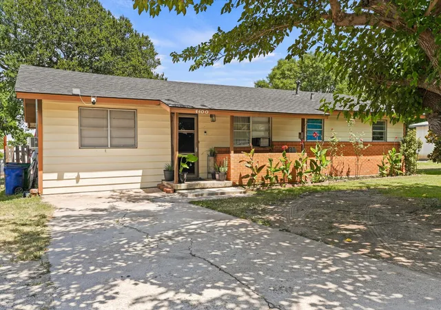 Photo 2 of Single family home for sale at 1100 N Church St, Decatur, TX 76234 | MLS# 21327948 | Listing updated on 2026-09-01
