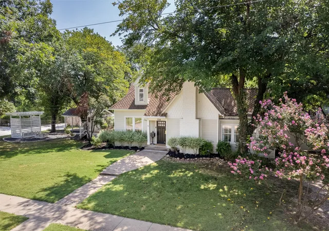 Photo 3 of Single family home for sale at 704 N College St, Mc Kinney, TX 75069 | MLS# 21325922 | Listing updated on 2026-09-20