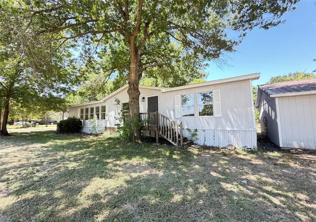 Photo 1 of Manufactured home for sale at 1010 Glen Brook Dr, Waxahachie, TX 75165 | MLS# 21327265 | Listing updated on 2026-07-13