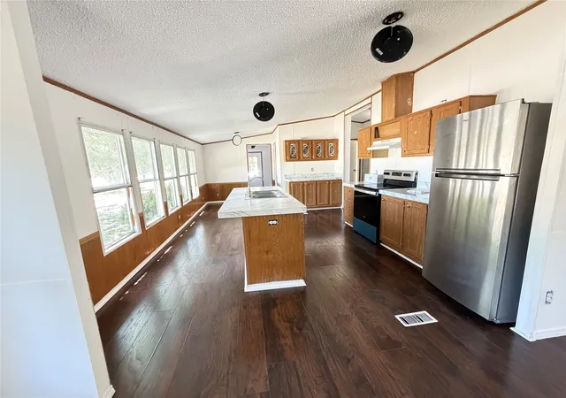 Photo 2 of Manufactured home for sale at 1010 Glen Brook Dr, Waxahachie, TX 75165 | MLS# 21327265 | Listing updated on 2026-07-13