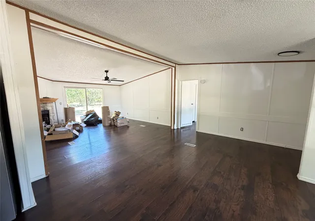 Photo 3 of Manufactured home for sale at 1010 Glen Brook Dr, Waxahachie, TX 75165 | MLS# 21327265 | Listing updated on 2026-07-13