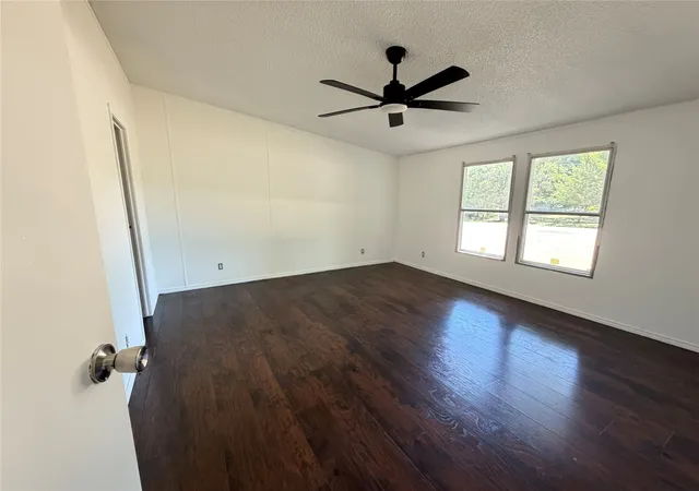 Photo 4 of Manufactured home for sale at 1010 Glen Brook Dr, Waxahachie, TX 75165 | MLS# 21327265 | Listing updated on 2026-07-13