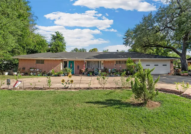 Photo 1 of Single family home for sale at 204 Oakland Pl, Marlin, TX 76661 | MLS# 21295144 | Listing updated on 2026-08-23