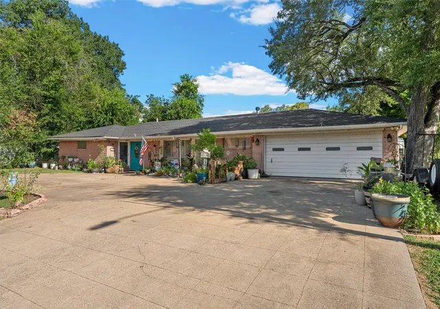 Photo 2 of Single family home for sale at 204 Oakland Pl, Marlin, TX 76661 | MLS# 21295144 | Listing updated on 2026-08-23