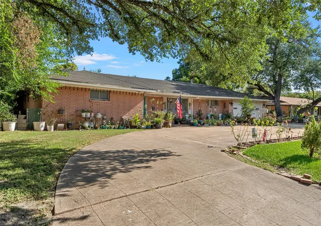 Photo 3 of Single family home for sale at 204 Oakland Pl, Marlin, TX 76661 | MLS# 21295144 | Listing updated on 2026-08-23