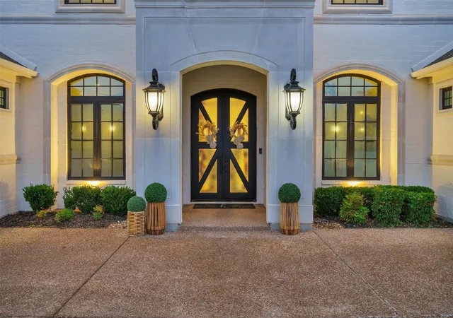 Photo 2 of Mansion for sale at 1008 Quarry Ct, Granbury, TX 76048 | MLS# 21321053 | Listing updated on 2026-08-22