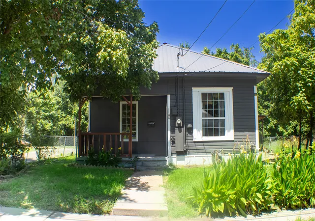 Photo 2 of Single family home for sale at 1106 6th St Se, Paris, TX 75460 | MLS# 21325179 | Listing updated on 2026-07-11