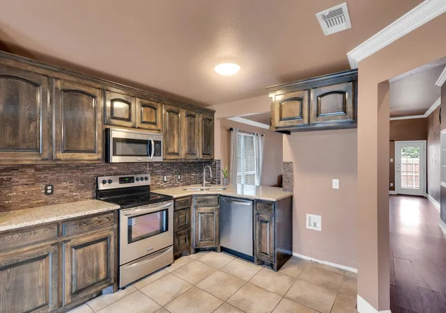 Photo 4 of Single family home for sale at 1006 Darren Dr, Burleson, TX 76028 | MLS# 21328029 | Listing updated on 2026-09-05