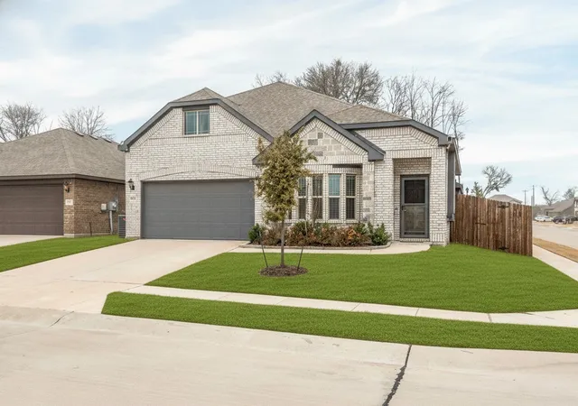 Photo 1 of Single family home for sale at 505 Lucas Ln, Lavon, TX 75166 | MLS# 21324636 | Listing updated on 2026-08-25