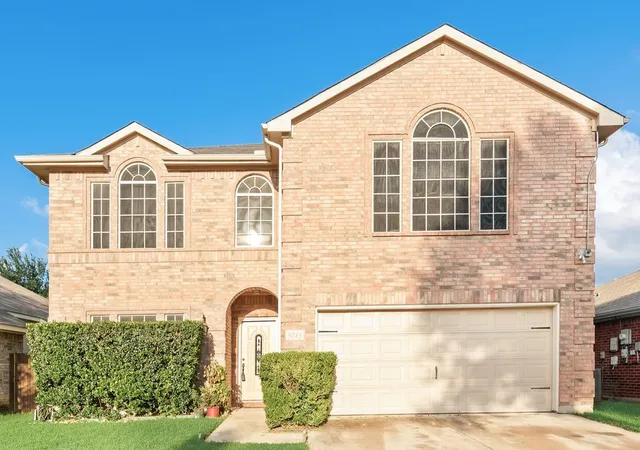 Photo 1 of Single family home for sale at 5715 Creekhollow Dr, Arlington, TX 76018 | MLS# 21328168 | Listing updated on 2026-07-18
