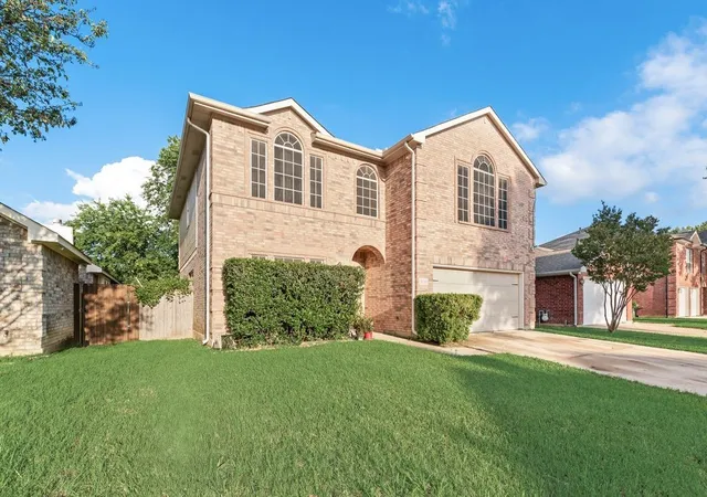 Photo 2 of Single family home for sale at 5715 Creekhollow Dr, Arlington, TX 76018 | MLS# 21328168 | Listing updated on 2026-07-18