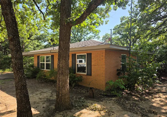 Photo 3 of Sale Pending at 903 Country Club Rd, Bowie, TX 76230 | MLS# 21328173 | Listing updated on 2026-07-22