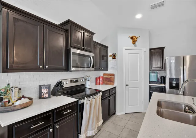 Photo 3 of Single family home for sale at 717 Durango Ln, Cleburne, TX 76033 | MLS# 21325369 | Listing updated on 2026-08-19