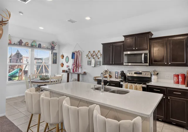 Photo 4 of Single family home for sale at 717 Durango Ln, Cleburne, TX 76033 | MLS# 21325369 | Listing updated on 2026-08-19