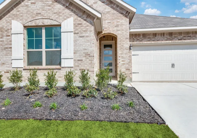 Photo 2 of Single family home for sale at 533 Hillcrest Cir, Justin, TX 76247 | MLS# 21328060 | Listing updated on 2026-08-24