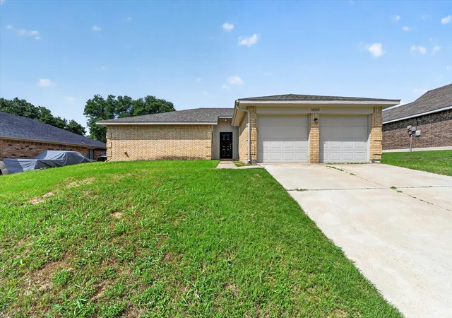 Photo 3 of Single family home for sale at 10165 Indian Mound Rd, Fort Worth, TX 76108 | MLS# 21327819 | Listing updated on 2026-08-21