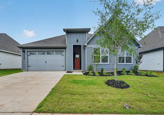 Photo 1 of Single family home for sale at 207 Sandstone Cir, Granbury, TX 76048 | MLS# 21325309 | Listing updated on 2026-07-11
