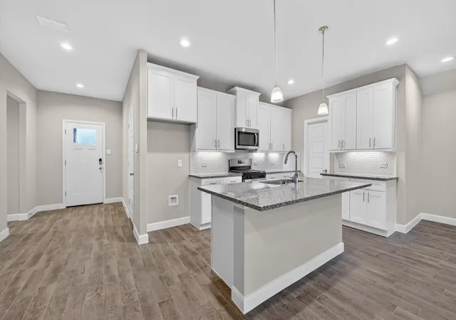 Photo 4 of Single family home for sale at 207 Sandstone Cir, Granbury, TX 76048 | MLS# 21325309 | Listing updated on 2026-07-11