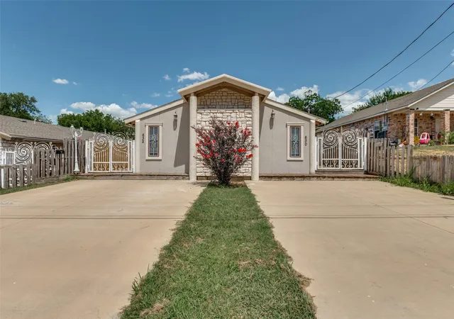 1st image of 630 Nw 11th St, Grand Prairie, TX 75050 | MLS# 21328098