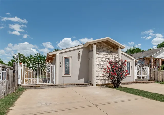2nd image of 630 Nw 11th St, Grand Prairie, TX 75050 | MLS# 21328098