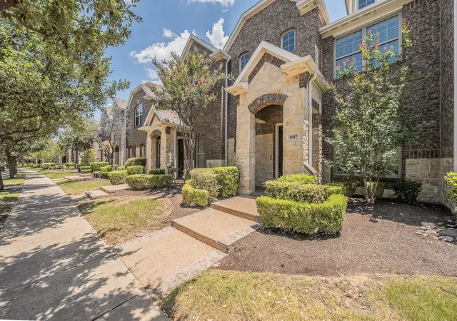 Photo 3 of Townhouse for sale at 4017 Cascade Sky Dr, Arlington, TX 76005 | MLS# 21328217 | Listing updated on 2026-10-05